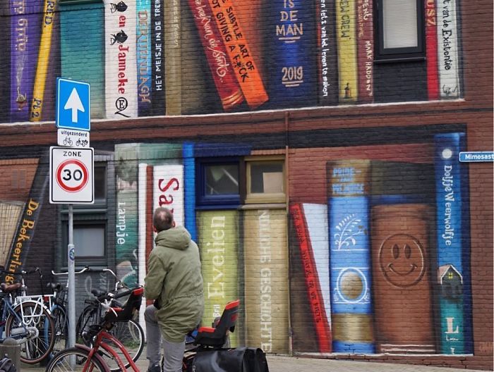Dutch Artists Paint Giant Bookcase On An Apartment Building Featuring Residents' Favorite Books Dutch Artists Paint Giant Bookcase On An Apartment Building Featuring Residents' Favorite Books