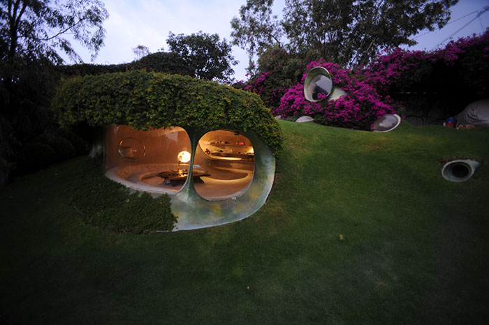 This Organic Hobbit House Is Perfectly Integrated Into Its Surroundings And Is Almost Invisible To Passers-By This Organic Hobbit House Is Perfectly Integrated Into Its Surroundings And Is Almost Invisible To Passers-By