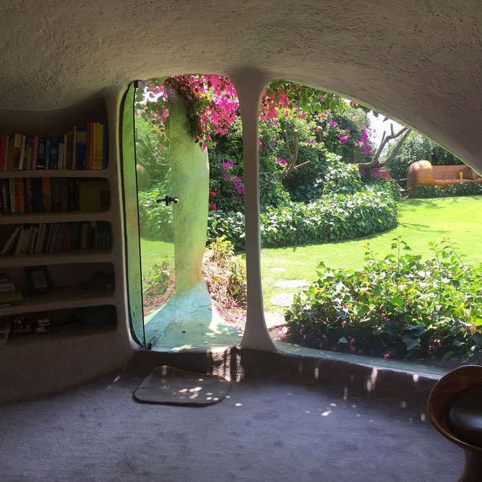 This Organic Hobbit House Is Perfectly Integrated Into Its Surroundings And Is Almost Invisible To Passers-By This Organic Hobbit House Is Perfectly Integrated Into Its Surroundings And Is Almost Invisible To Passers-By