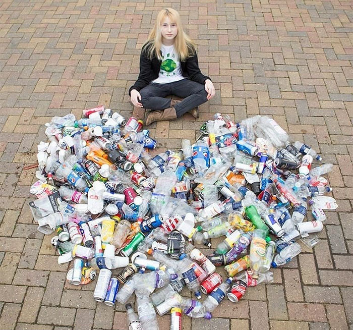 13-Years-Old Girl Gets Juice Thrown At Her Face, Punched And Even Shown A Knife By Schoolmates Only For Picking Up Litter 13-Years-Old Girl Gets Juice Thrown At Her Face, Punched And Even Shown A Knife By Schoolmates Only For Picking Up Litter