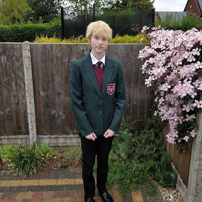 13-Years-Old Girl Gets Juice Thrown At Her Face, Punched And Even Shown A Knife By Schoolmates Only For Picking Up Litter 13-Years-Old Girl Gets Juice Thrown At Her Face, Punched And Even Shown A Knife By Schoolmates Only For Picking Up Litter