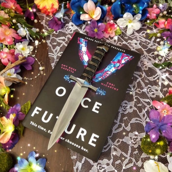 This Bookstagrammer Combines Her Love Of Books And Photography To Take Beautiful Photos.