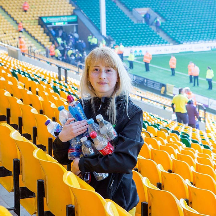 13-Years-Old Girl Gets Juice Thrown At Her Face, Punched And Even Shown A Knife By Schoolmates Only For Picking Up Litter 13-Years-Old Girl Gets Juice Thrown At Her Face, Punched And Even Shown A Knife By Schoolmates Only For Picking Up Litter