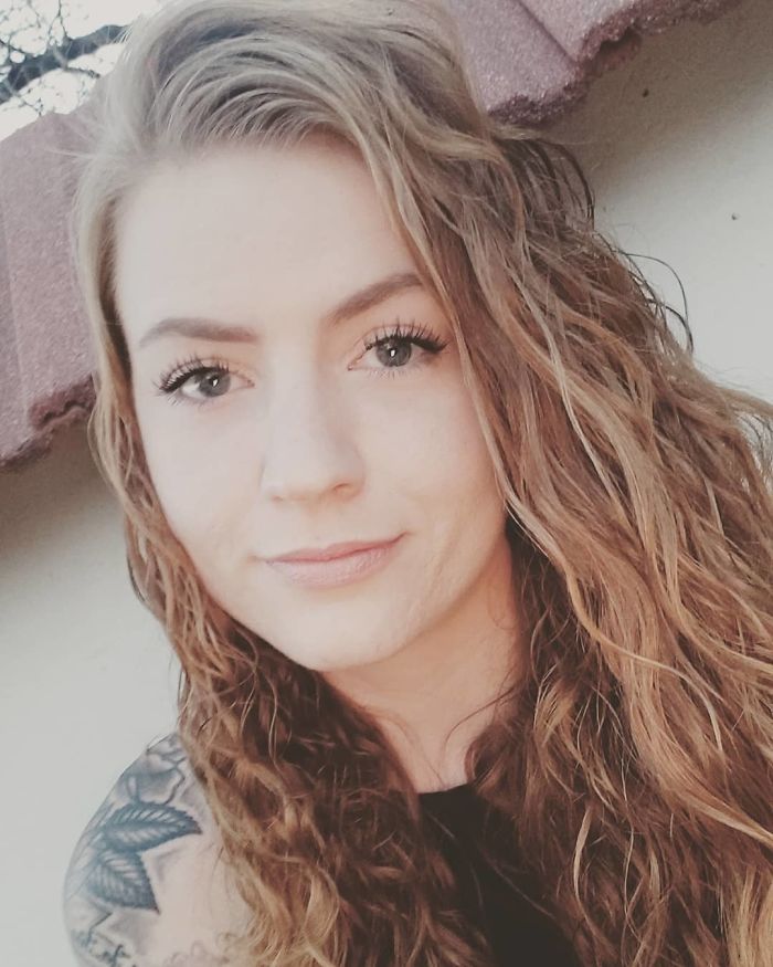 This Woman Lost Both Of Her Legs But Not Her Dark Sense Of Humor, Shows It Off On Tinder This Woman Lost Both Of Her Legs But Not Her Dark Sense Of Humor, Shows It Off On Tinder