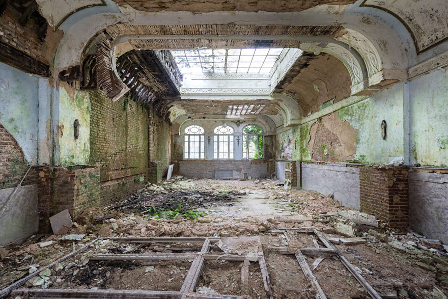 I Found Places Where Nature Mixes With Human's Built Environment In Europe