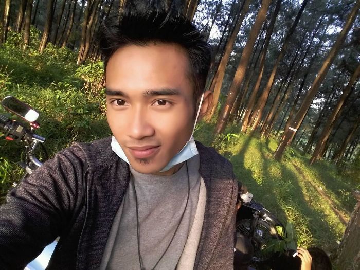 Owner Can't Be Mad At The Cat Anymore For Destroying His Earphone Cable, As The Cat Returned With A Snake As A Replacement Owner Can't Be Mad At The Cat Anymore For Destroying His Earphone Cable, As The Cat Returned With A Snake As A Replacement