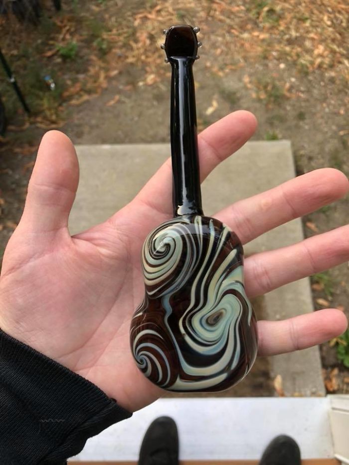 Company Turns Ashes Of People's Beloved Pets Into Glass Replica Paws That Will Serve As A Memorial Forever