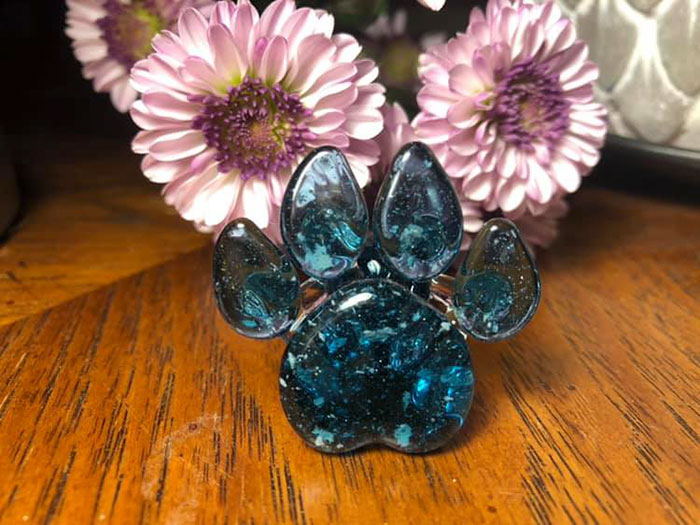 Company Turns Ashes Of People's Beloved Pets Into Glass Replica Paws That Will Serve As A Memorial Forever Company Turns Ashes Of People's Beloved Pets Into Glass Replica Paws That Will Serve As A Memorial Forever