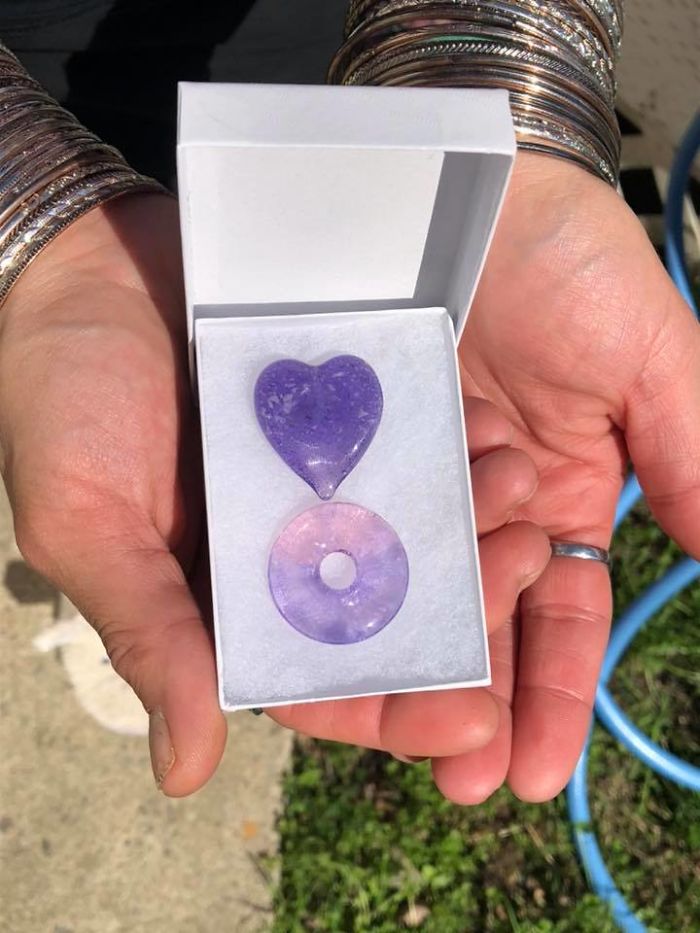 Company Turns Ashes Of People's Beloved Pets Into Glass Replica Paws That Will Serve As A Memorial Forever Company Turns Ashes Of People's Beloved Pets Into Glass Replica Paws That Will Serve As A Memorial Forever