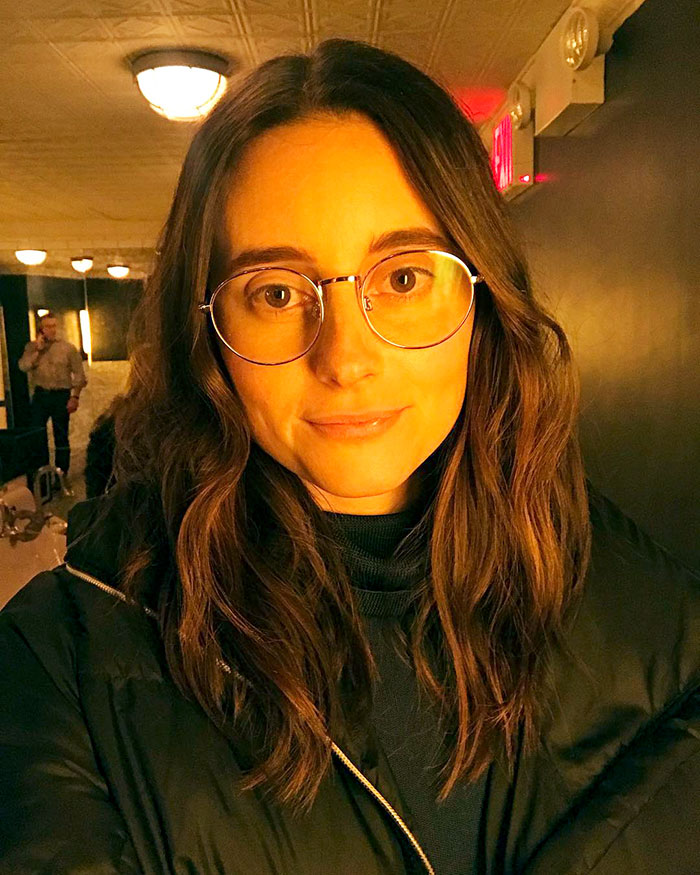 This Woman Had A Date During A Family Vacation, Gave Everyone A Leaflet To Answer Their Annoying Questions This Woman Had A Date During A Family Vacation, Gave Everyone A Leaflet To Answer Their Annoying Questions