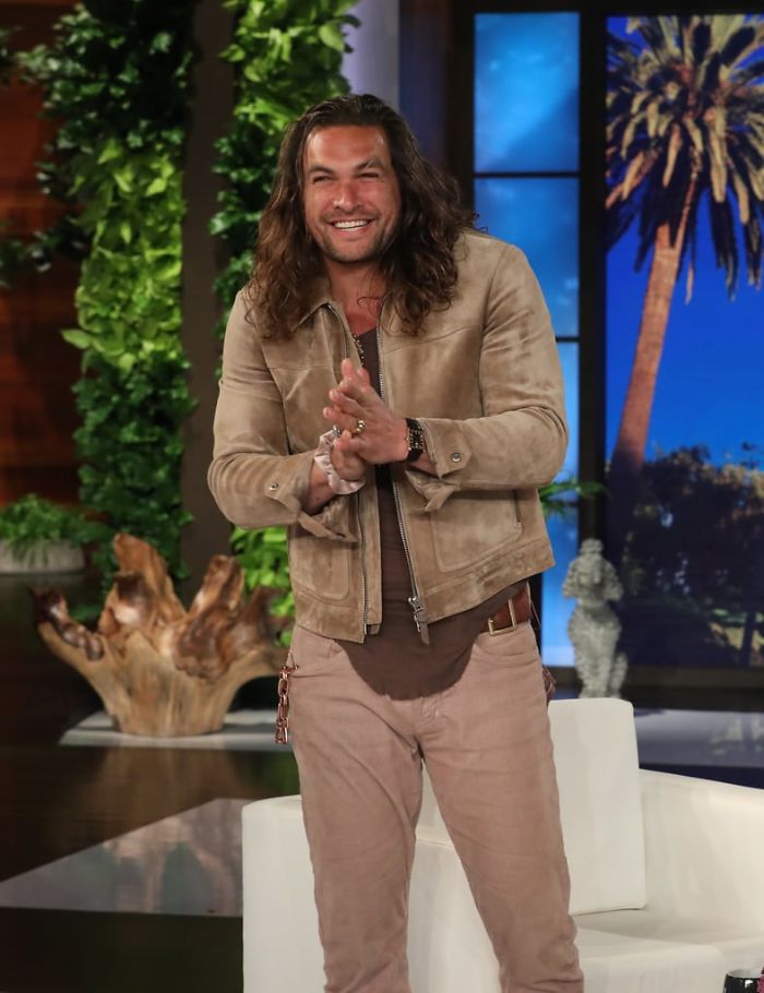 Jason Momoa Raises $31,000 In 45 Seconds By Throwing Axes Jason Momoa Raises $31,000 In 45 Seconds By Throwing Axes