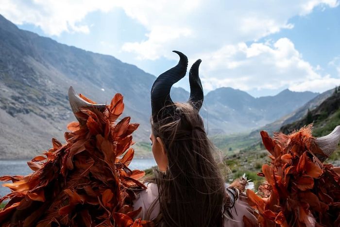 Cosplayer Creates Wings For Her Costume That She Can Move At Will Cosplayer Creates Wings For Her Costume That She Can Move At Will