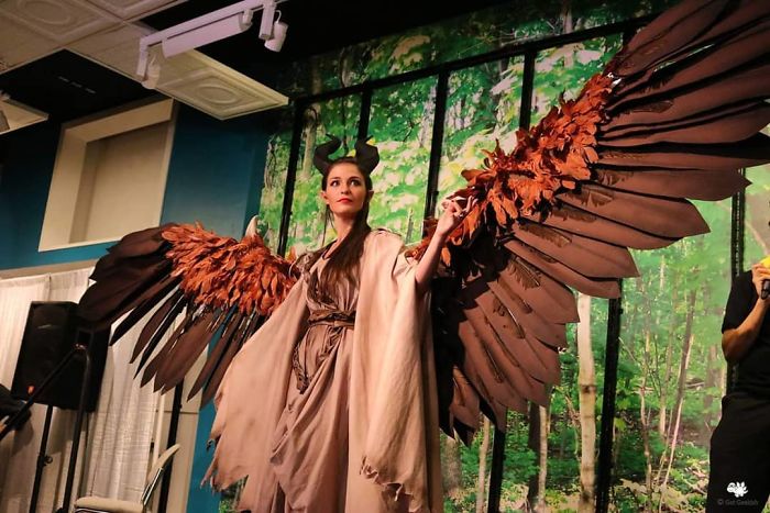 Cosplayer Creates Wings For Her Costume That She Can Move At Will Cosplayer Creates Wings For Her Costume That She Can Move At Will