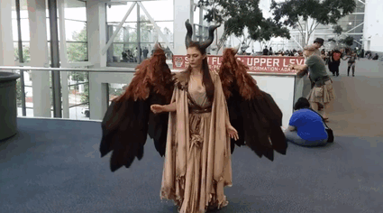 Cosplayer Creates Wings For Her Costume That She Can Move At Will Cosplayer Creates Wings For Her Costume That She Can Move At Will