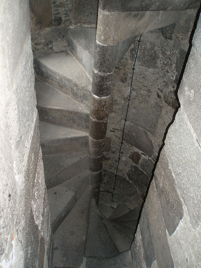 Someone Illustrates Why Stairs In Castles Were Spiral And Why Left-Handed Knights Were Physically Unable To Joust