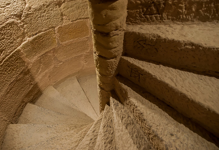Someone Illustrates Why Stairs In Castles Were Spiral And Why Left-Handed Knights Were Physically Unable To Joust Someone Illustrates Why Stairs In Castles Were Spiral And Why Left-Handed Knights Were Physically Unable To Joust