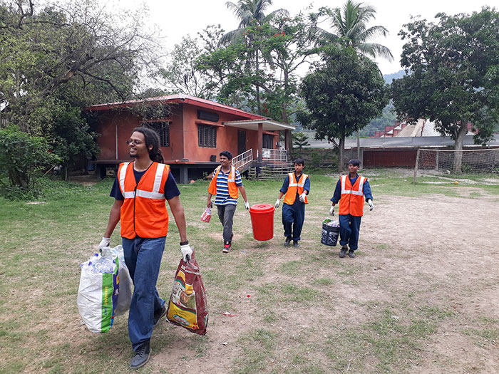 School In India Charges Students In Plastic Instead Of Money For Education, And The Entire Town Has Been Transformed School In India Charges Students In Plastic Instead Of Money For Education, And The Entire Town Has Been Transformed