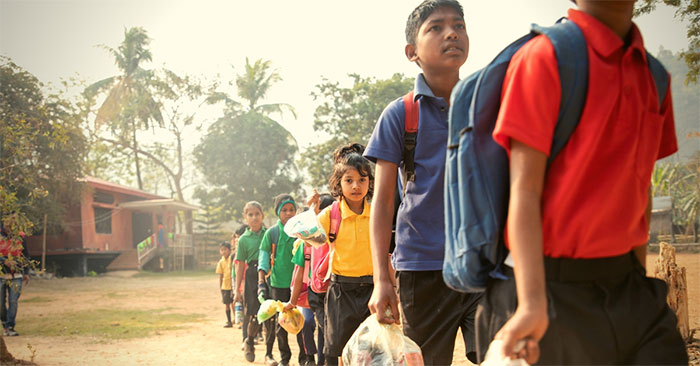 School In India Charges Students In Plastic Instead Of Money For Education, And The Entire Town Has Been Transformed School In India Charges Students In Plastic Instead Of Money For Education, And The Entire Town Has Been Transformed