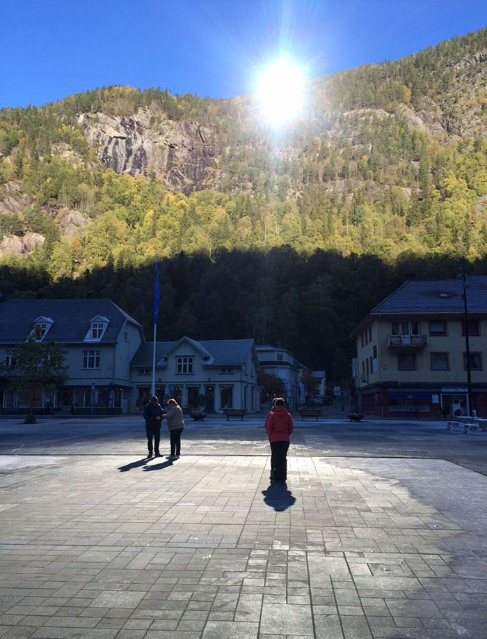 Town Has No Sun For 5 Months, Spends 5 Million Norwegian Kroner To Place Mirrors In The Mountains That Mimic Sunlight Town Has No Sun For 5 Months, Spends 5 Million Norwegian Kroner To Place Mirrors In The Mountains That Mimic Sunlight