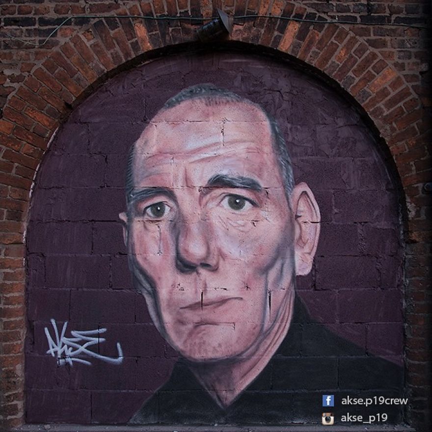 Pete Postlethwaite