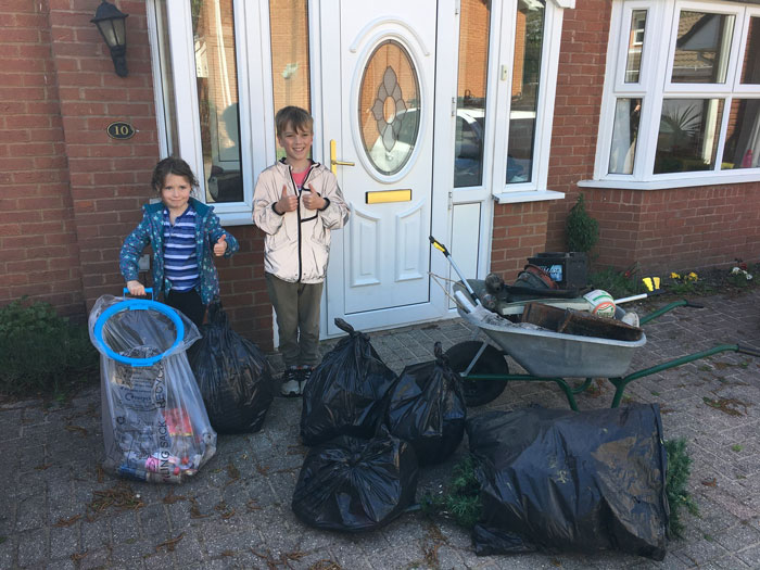 13-Years-Old Girl Gets Juice Thrown At Her Face, Punched And Even Shown A Knife By Schoolmates Only For Picking Up Litter 13-Years-Old Girl Gets Juice Thrown At Her Face, Punched And Even Shown A Knife By Schoolmates Only For Picking Up Litter