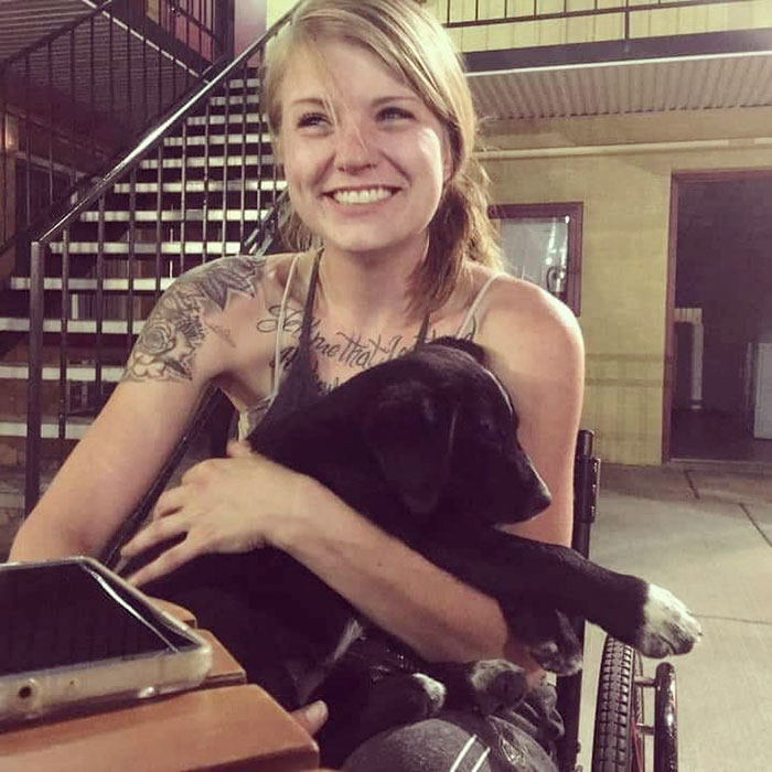 This Woman Lost Both Of Her Legs But Not Her Dark Sense Of Humor, Shows It Off On Tinder This Woman Lost Both Of Her Legs But Not Her Dark Sense Of Humor, Shows It Off On Tinder