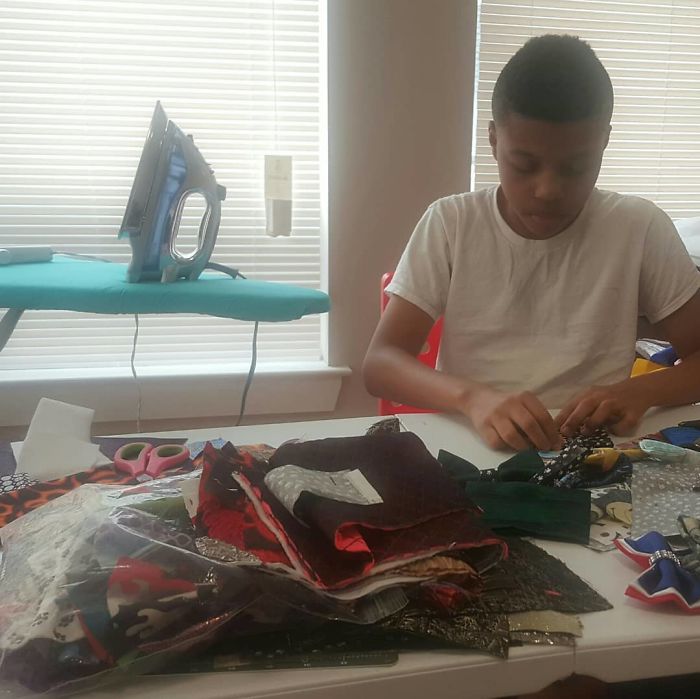 12-Year-Old Kid Makes Shelter Cats And Dogs Stylish Bow Ties To Help Them Find A Home