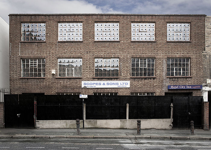 24 Pics Of Reality-Defying Buildings By Alex Chinneck 24 Pics Of Reality-Defying Buildings By Alex Chinneck