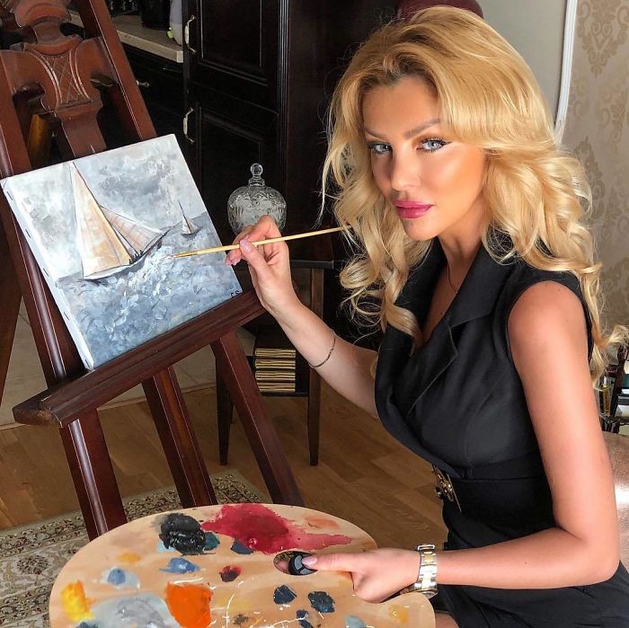 People Call Out This Woman Because Her Palette Doesn't Change, She Responds By Saying She Has Been Painting Since Childhood People Call Out This Woman Because Her Palette Doesn't Change, She Responds By Saying She Has Been Painting Since Childhood