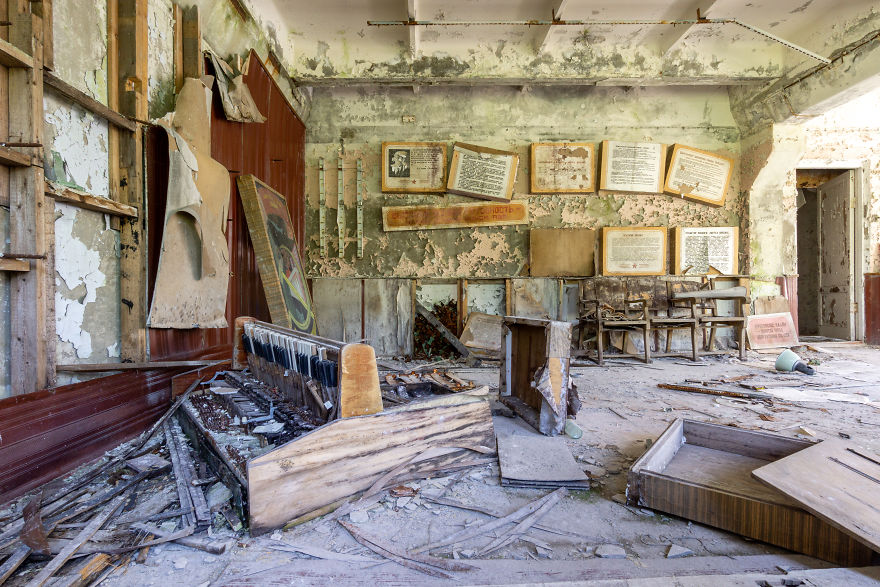 I Traveled To Pripyat Where The Chernobyl Catastrophy Hit To Find Forgotten Pianos (8 Pics)