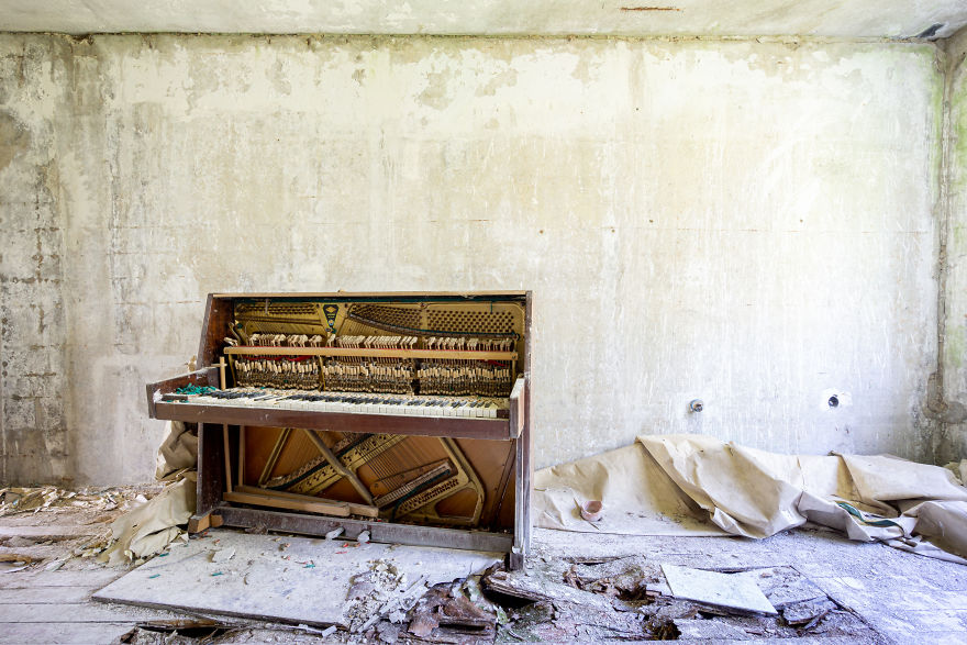 I Traveled To Pripyat Where The Chernobyl Catastrophy Hit To Find Forgotten Pianos (8 Pics)