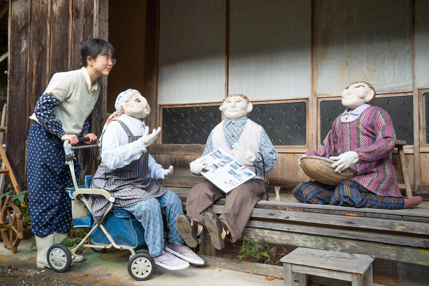 I'm Fascinated By Scarecrows In Japan And I Take Self-Portraits With Them (14 Pics) I'm Fascinated By Scarecrows In Japan And I Take Self-Portraits With Them (14 Pics)