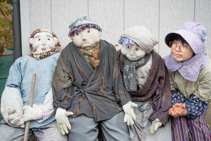 I'm Fascinated By Scarecrows In Japan And I Take Self-Portraits With Them (14 Pics)