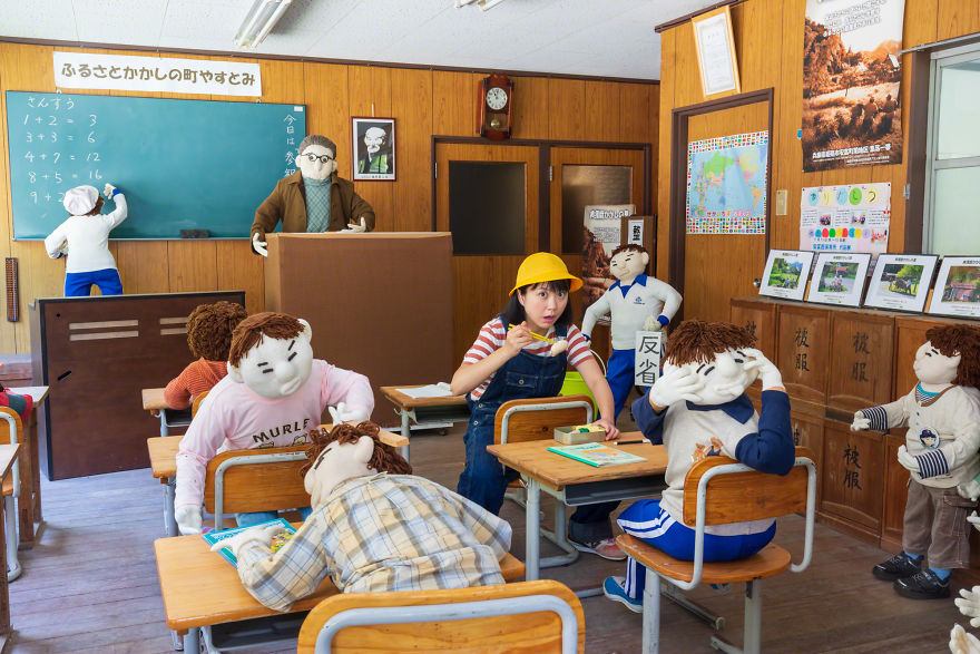 I'm Fascinated By Scarecrows In Japan And I Take Self-Portraits With Them (14 Pics)