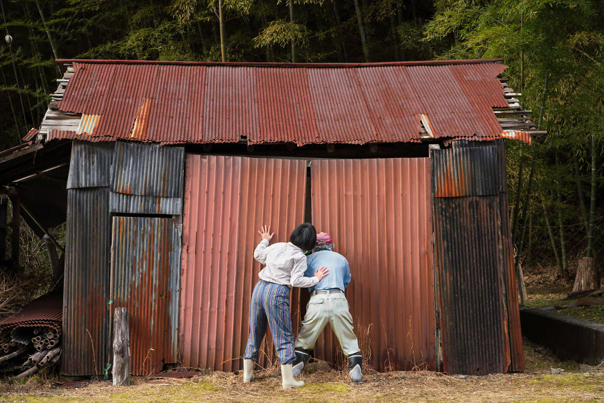 I'm Fascinated By Scarecrows In Japan And I Take Self-Portraits With Them (14 Pics)