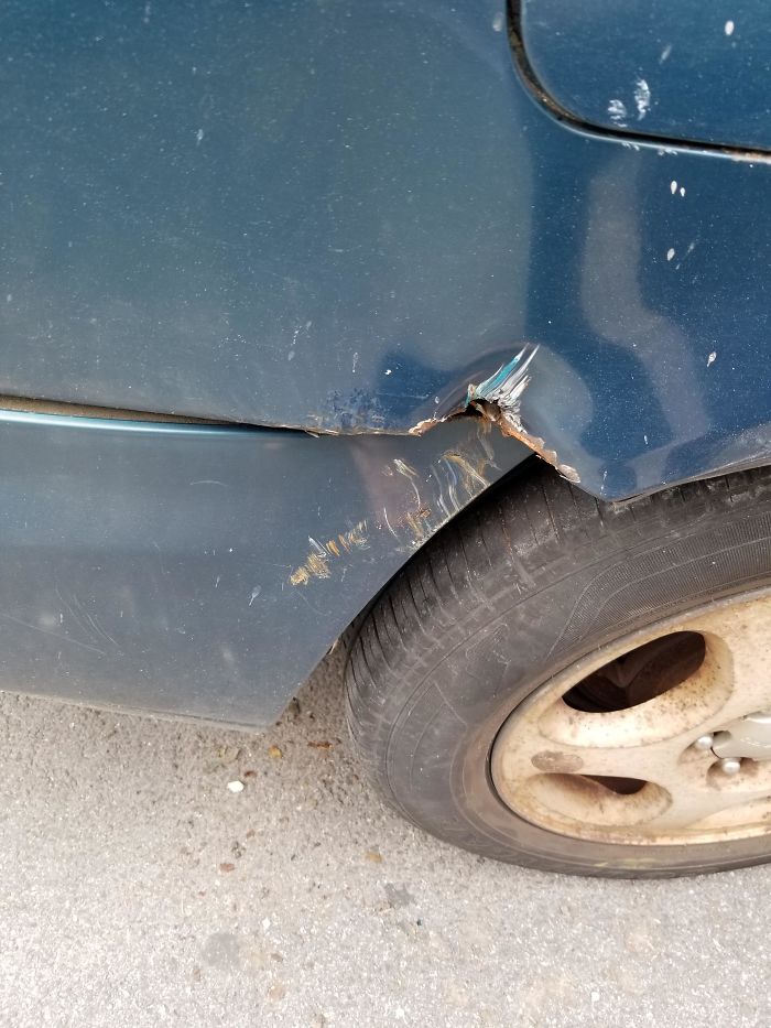 Garbage Truck Hits A Parked Car And Drives Off, Witness Leaves A Note Offering Footage Of The Accident Garbage Truck Hits A Parked Car And Drives Off, Witness Leaves A Note Offering Footage Of The Accident