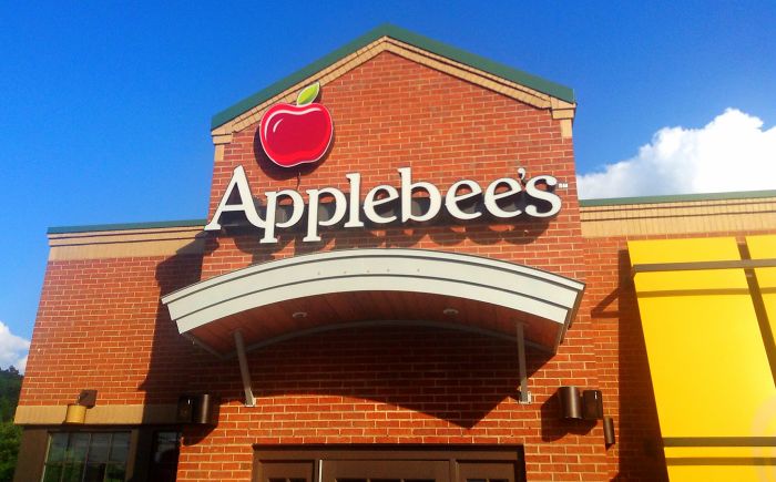 Woman Mocks Guy That Wanted To Take Her On A Date To Applebee's, Gets Destroyed With 19 Responses