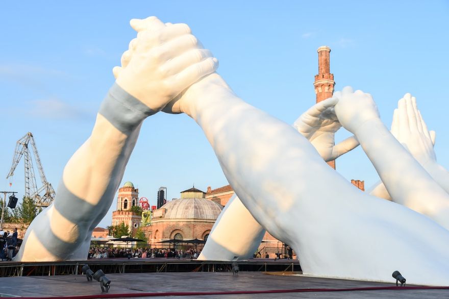 Giant Hands Reaching For Each Other Becomes The Newest Monumental Sculpture In Venice Giant Hands Reaching For Each Other Becomes The Newest Monumental Sculpture In Venice
