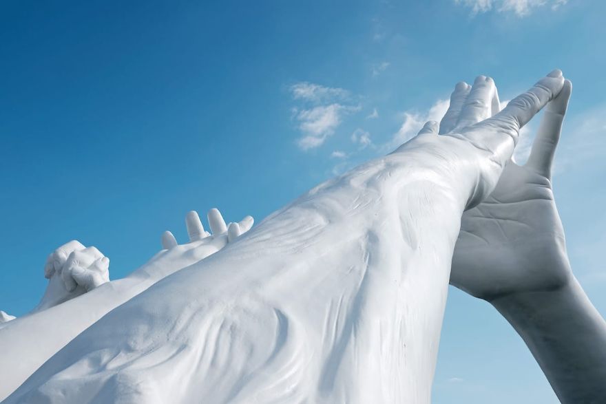Giant Hands Reaching For Each Other Becomes The Newest Monumental Sculpture In Venice