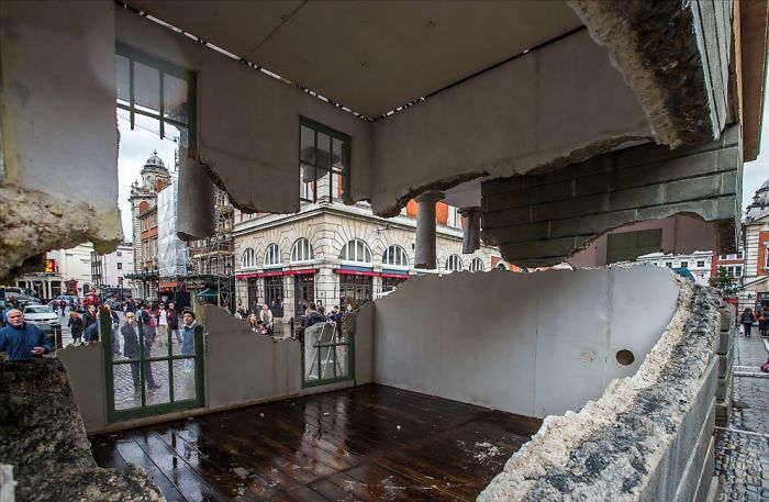 24 Pics Of Reality-Defying Buildings By Alex Chinneck 24 Pics Of Reality-Defying Buildings By Alex Chinneck