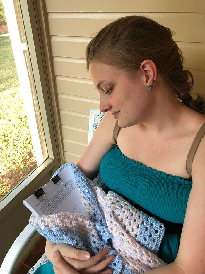 This Woman Gets A Maternity Photo Shoot With Her Thesis And All Students Relate This Woman Gets A Maternity Photo Shoot With Her Thesis And All Students Relate