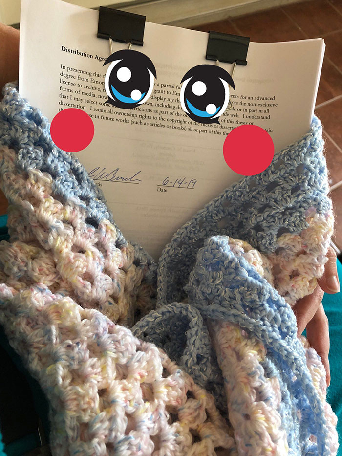 This Woman Gets A Maternity Photo Shoot With Her Thesis And All Students Relate This Woman Gets A Maternity Photo Shoot With Her Thesis And All Students Relate