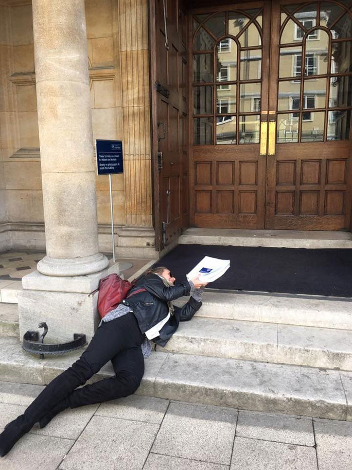 This Woman Gets A Maternity Photo Shoot With Her Thesis And All Students Relate This Woman Gets A Maternity Photo Shoot With Her Thesis And All Students Relate