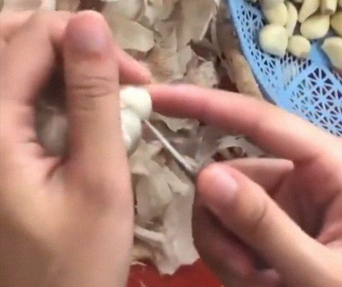 Woman's Garlic Peeling Hack Goes Viral And People Regret The Time They Wasted Doing It The Wrong Way Woman's Garlic Peeling Hack Goes Viral And People Regret The Time They Wasted Doing It The Wrong Way