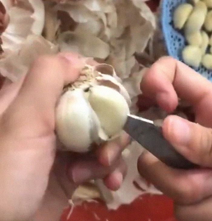 Woman's Garlic Peeling Hack Goes Viral And People Regret The Time They Wasted Doing It The Wrong Way Woman's Garlic Peeling Hack Goes Viral And People Regret The Time They Wasted Doing It The Wrong Way