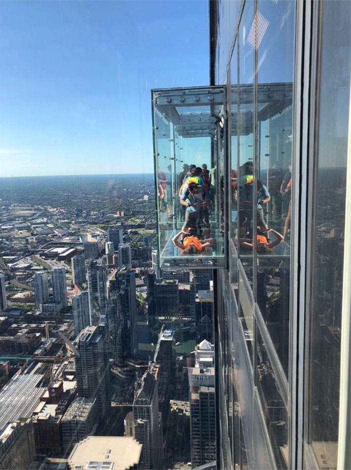 Visitors' Worst Nightmare Comes True As The Glass Floor On 103rd Floor Shatters Under Their Feet