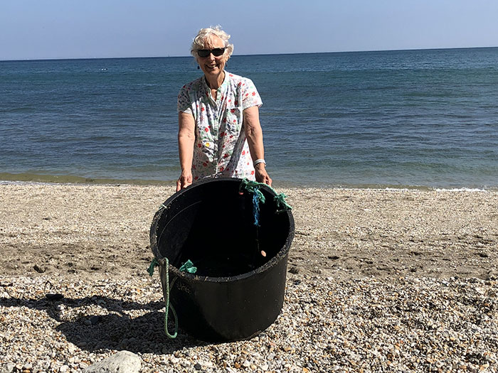 70-Year-Old Grandma Cleans 52 Beaches In One Year After Watching A Documentary About Plastic Pollution 70-Year-Old Grandma Cleans 52 Beaches In One Year After Watching A Documentary About Plastic Pollution