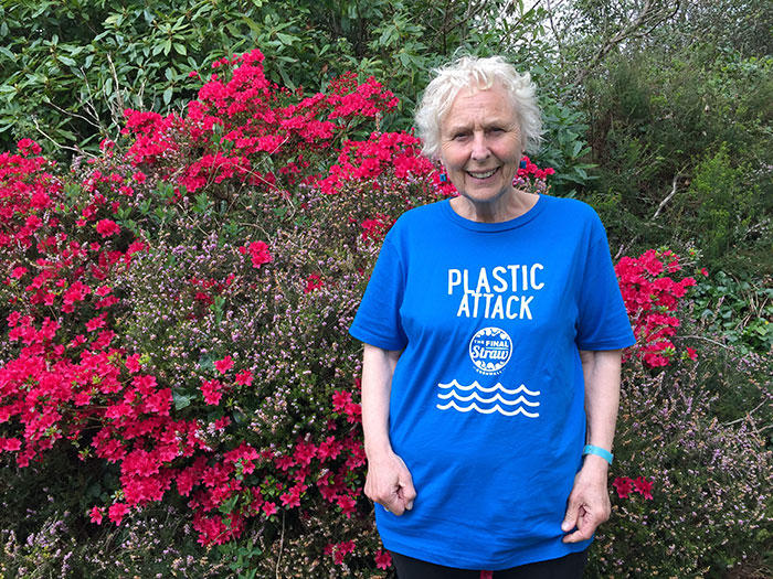 70-Year-Old Grandma Cleans 52 Beaches In One Year After Watching A Documentary About Plastic Pollution