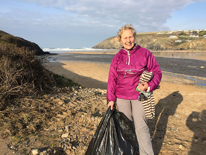 70-Year-Old Grandma Cleans 52 Beaches In One Year After Watching A Documentary About Plastic Pollution 70-Year-Old Grandma Cleans 52 Beaches In One Year After Watching A Documentary About Plastic Pollution