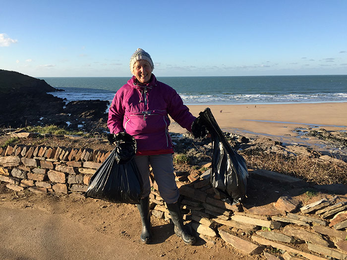 70-Year-Old Grandma Cleans 52 Beaches In One Year After Watching A Documentary About Plastic Pollution 70-Year-Old Grandma Cleans 52 Beaches In One Year After Watching A Documentary About Plastic Pollution